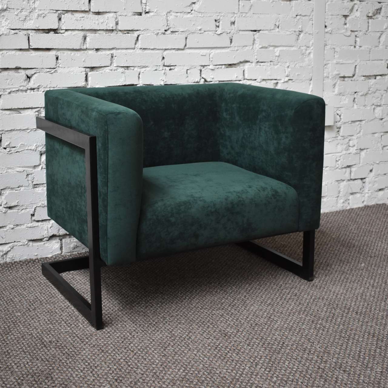 Крісло м'яке дизайнерське Harold armchair на металевій основі